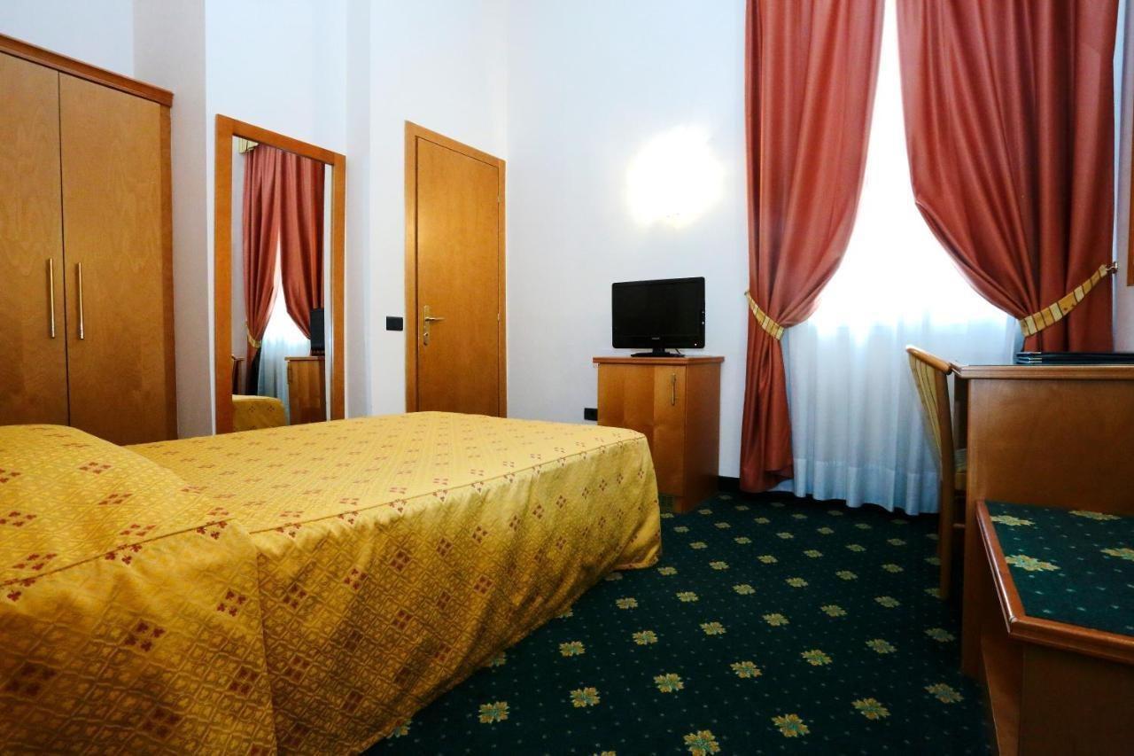 Hotel Estense โมดินา ภายนอก รูปภาพ