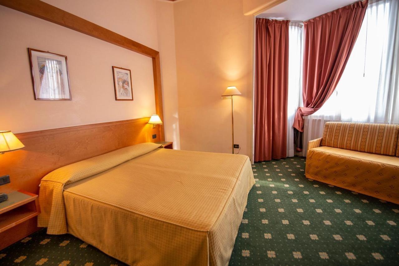 Hotel Estense โมดินา ภายนอก รูปภาพ