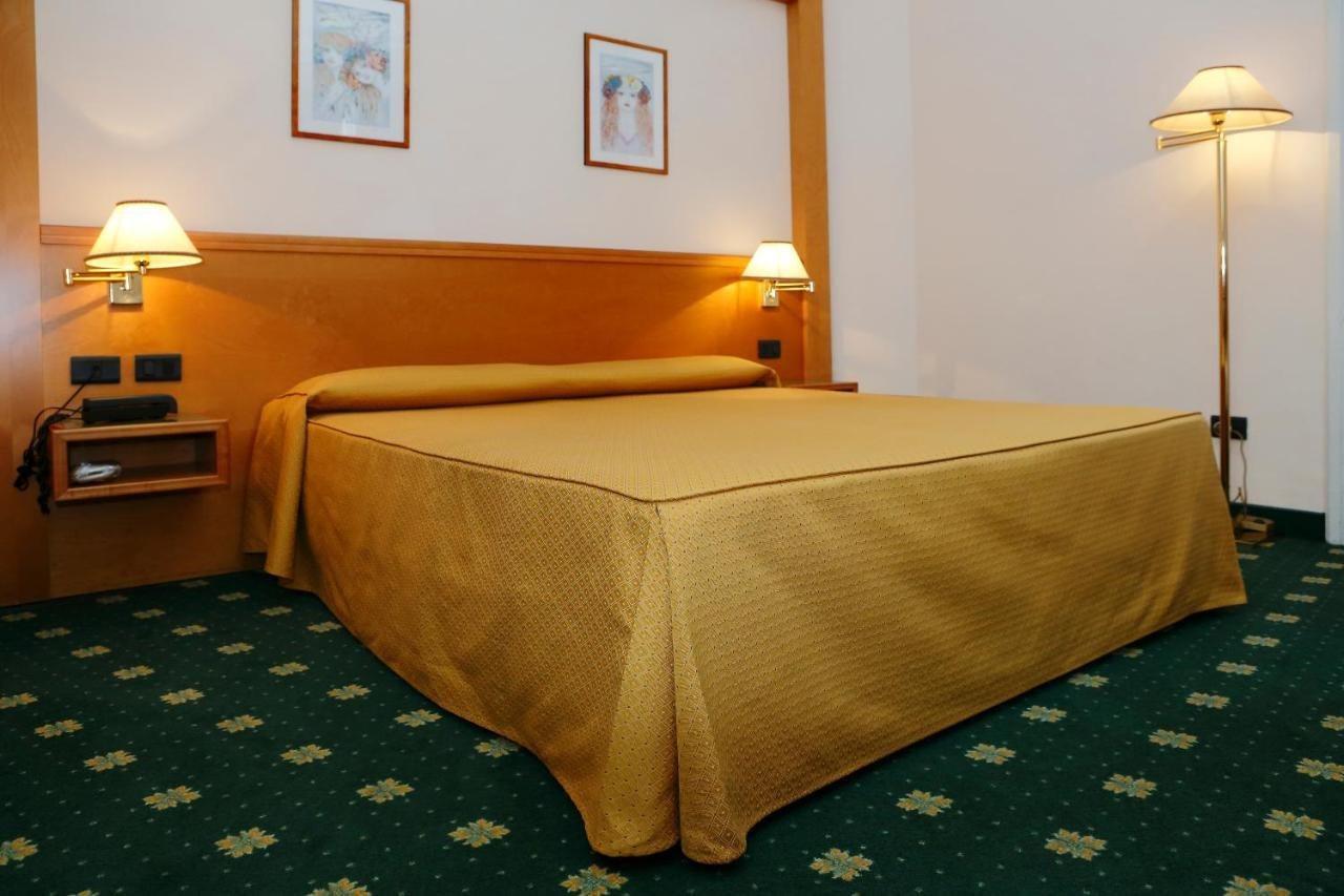 Hotel Estense โมดินา ภายนอก รูปภาพ