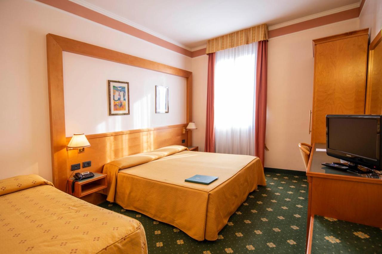 Hotel Estense โมดินา ภายนอก รูปภาพ
