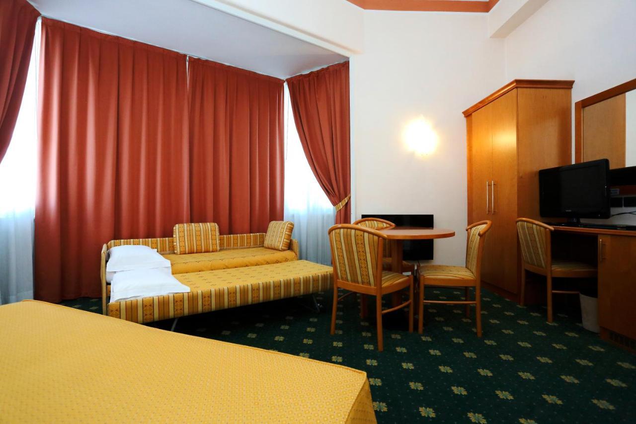 Hotel Estense โมดินา ภายนอก รูปภาพ