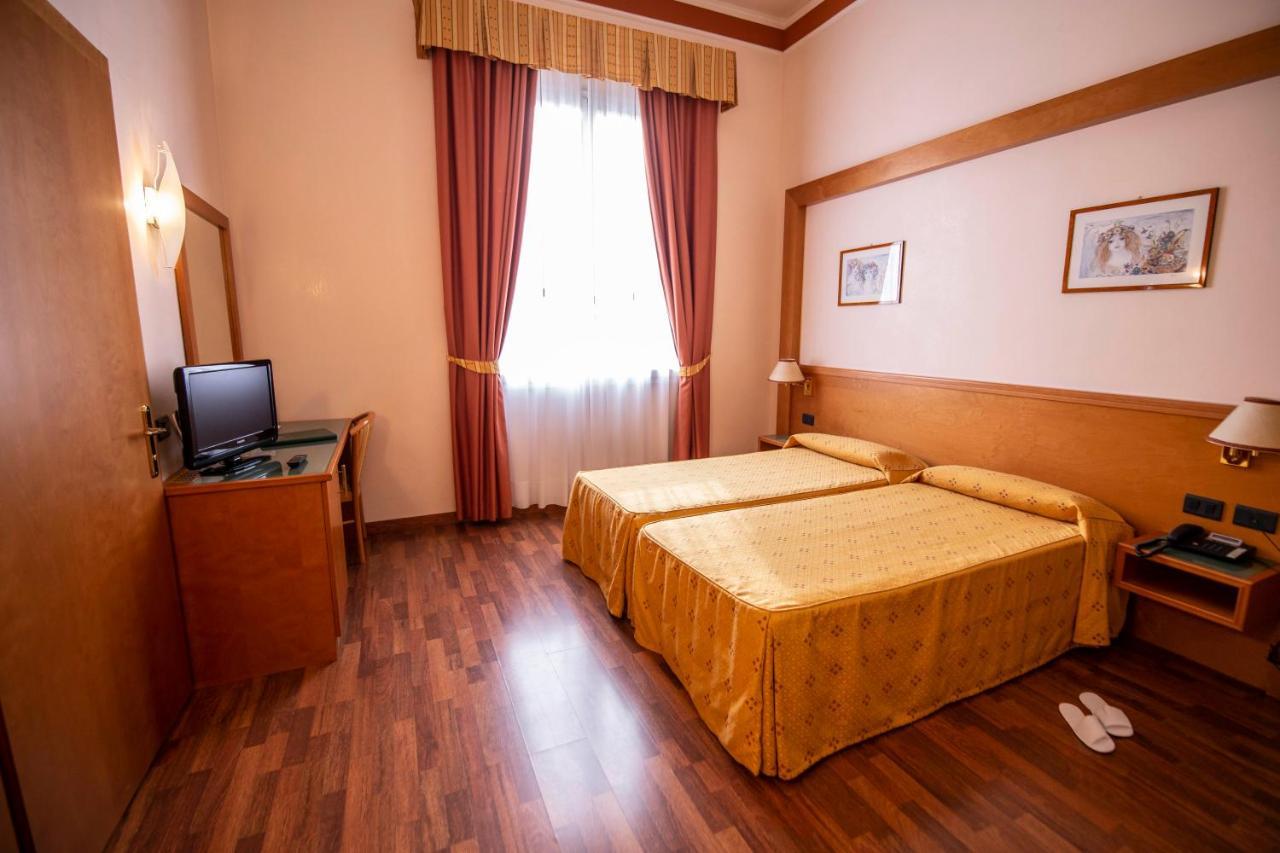 Hotel Estense โมดินา ภายนอก รูปภาพ