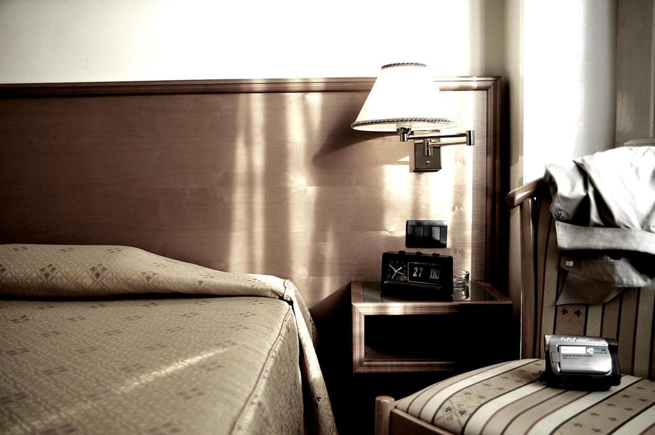 Hotel Estense โมดินา ภายนอก รูปภาพ